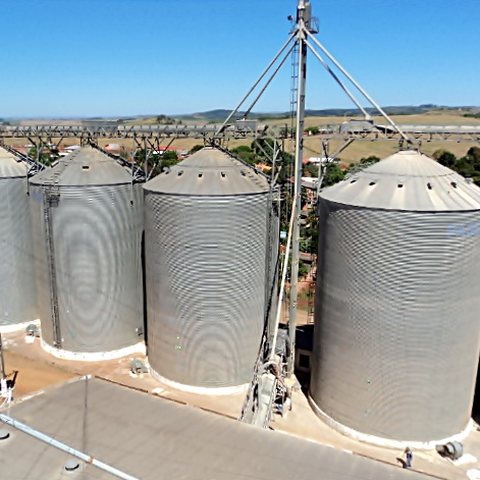 Silos metálicos de armazenagem de grãos